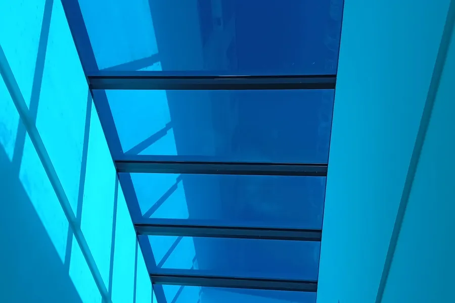 Lámina de protección solar instalada en escaparate