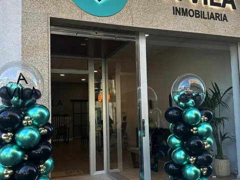 Rótulo luminoso con letras corpóreas iluminadas