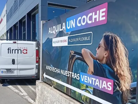 Cartel de gran formato en local comercial