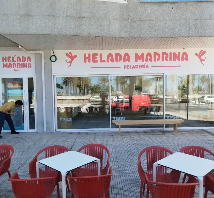 Vinilo de escaparate — proyecto Helada Madrina