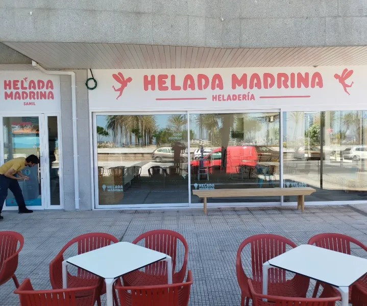 Vinilo autoadhesivo en escaparate de tienda