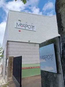 Letras corpóreas instaladas en fachada Marport