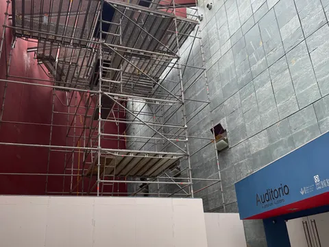 Señalética de orientación en edificio cultural