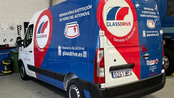 How to choose the right vinyl for your company vehicle