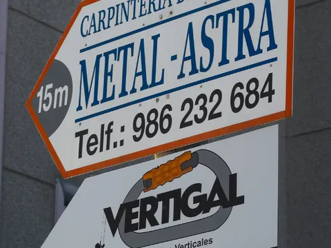 Placa de señalética corporativa en metal